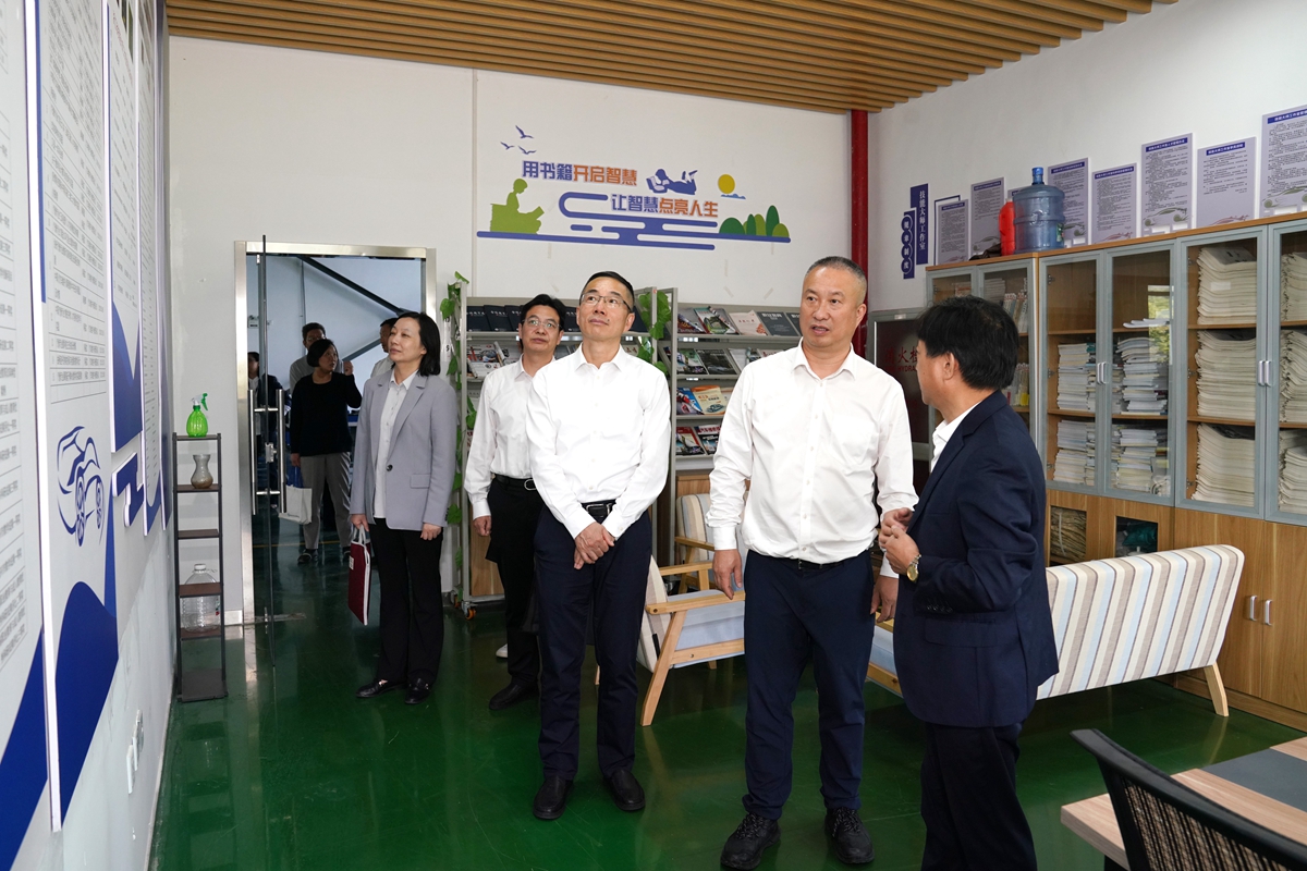 20241009市國資委黨委書記、主任陳文榮調(diào)研嘉興市交通學(xué)校，右起吳曉斌、陳文榮、柏衛(wèi)東、朱建華、李利（李阿梅 攝）.jpg