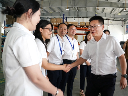 【20240906】集團領(lǐng)導(dǎo)慰問交通學(xué)校教師，何宇?。ㄓ乙唬ɡ畎⒚窋z）.jpg