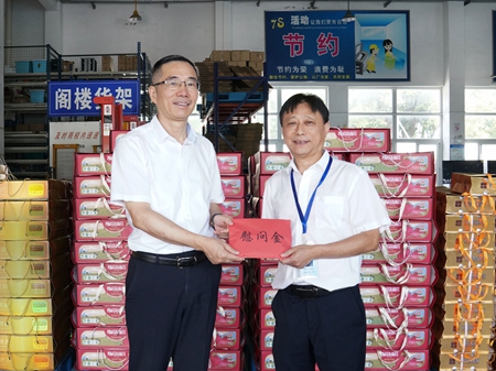 【20240906】集團領(lǐng)導(dǎo)慰問交通學(xué)校教師，柏衛(wèi)東（左）吳曉斌（右）（李阿梅攝）.jpg